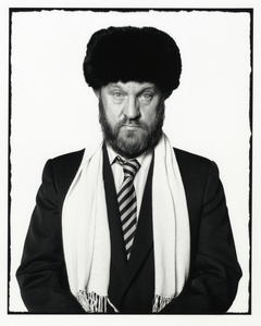 108337 Portret van een bebaarde man in kostuum en met een bontmuts op.